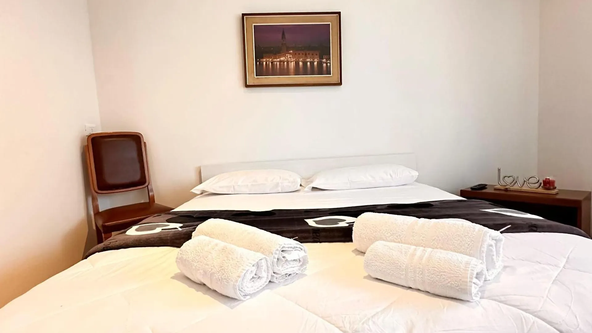 Casa Luna Mestre 0*,