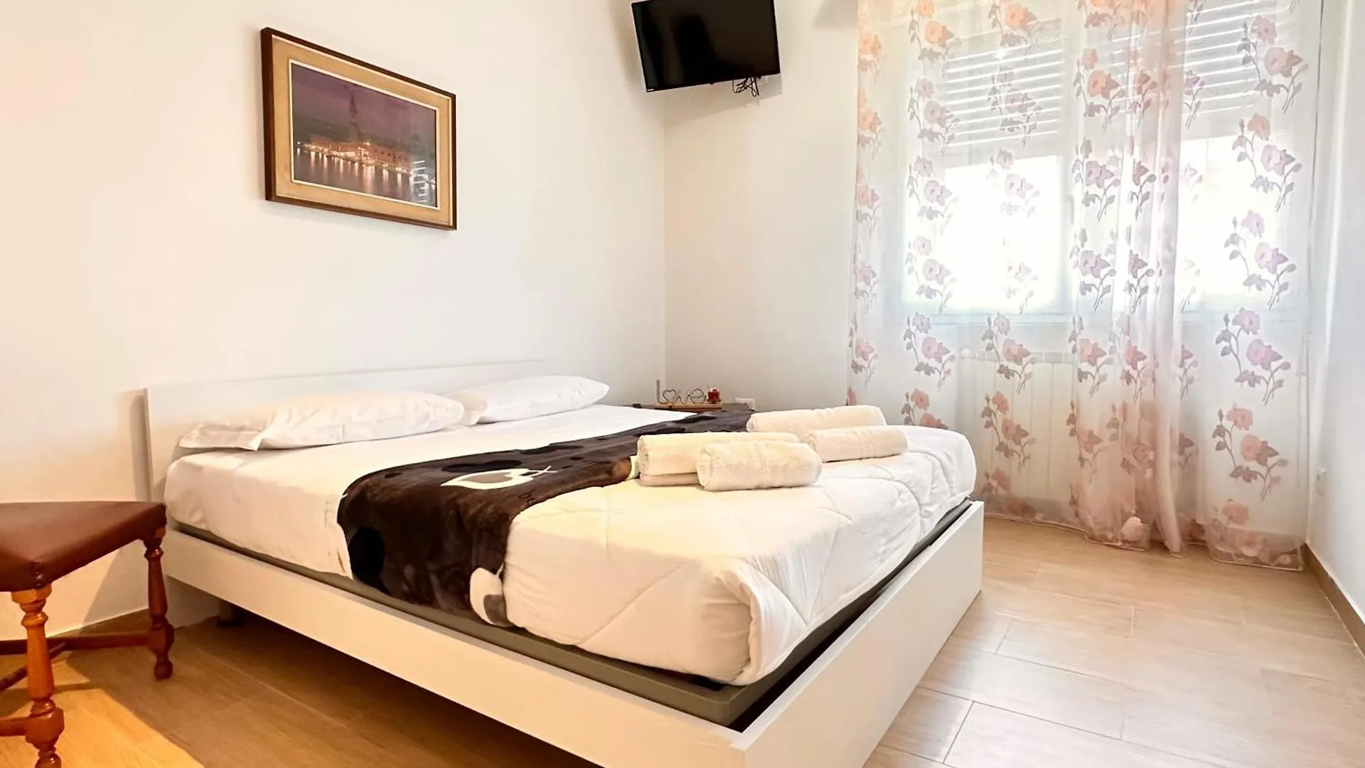 Casa Luna Mestre 0*,  Italia